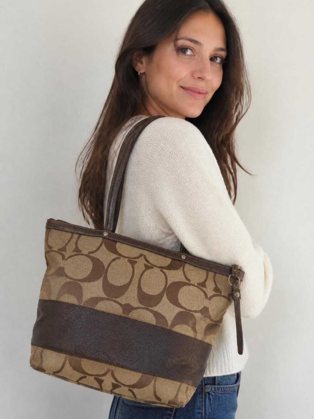 32. COACH SIGNATURE LOGO MEDIUM ZIP TOP SHOULDER BAG BROWN/BEIGE LINED POCKETS